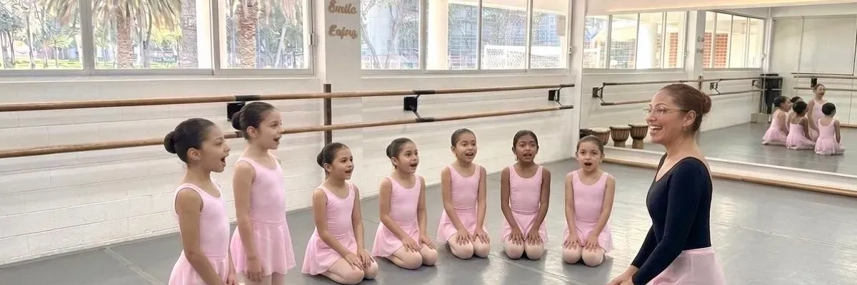 Clase de Ballet Foundation para niños de 6 a 8 años en Danzalink