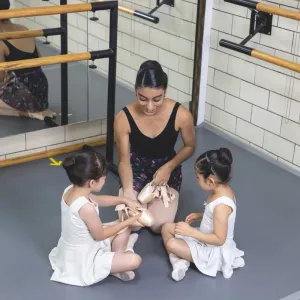 Maestra con alumnas de ballet