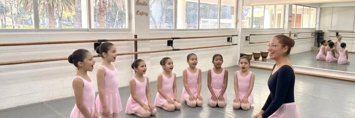 Clase de Ballet Foundation para niños de 6 a 8 años en Danzalink