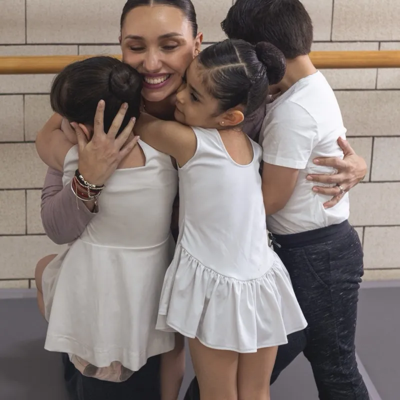 Abrazo grupal en clase