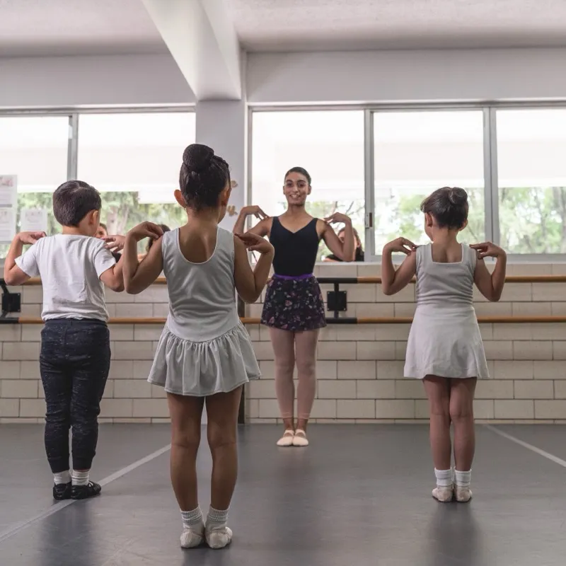 Clase de ballet infantil en acción
