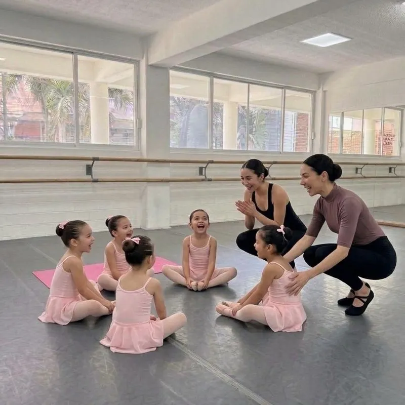 Grupo de alumnas con instructoras