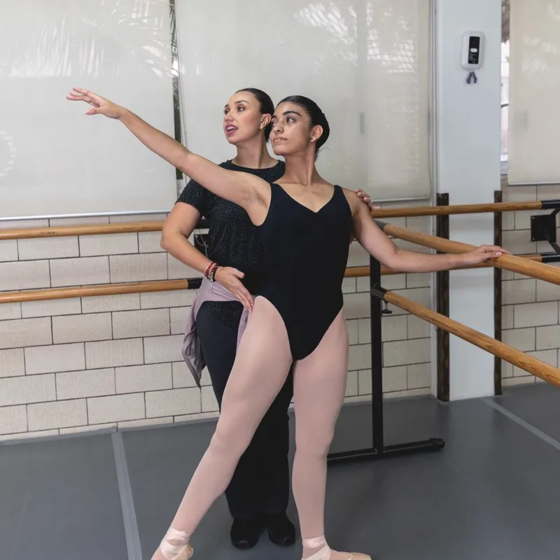 Instructoras en pose de ballet